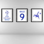 Un ensemble d'images décorant un mur, avec des motifs de football et de texte bleu, représentant un style de vie centré sur le football.