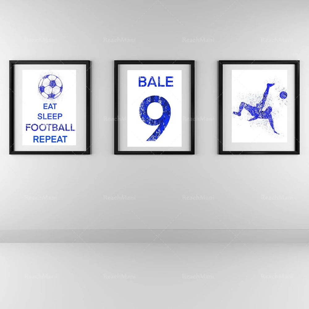 Un ensemble d'images décorant un mur, avec des motifs de football et de texte bleu, représentant un style de vie centré sur le football.
