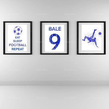 Un ensemble d'images décorant un mur, avec des motifs de football et de texte bleu, représentant un style de vie centré sur le football.