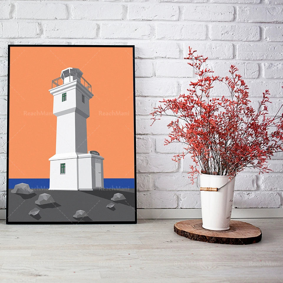 Cette image représente une affiche représentant un phare sur un fond orange, avec des éléments naturels tels que des rochers et une branche d'arbre avec des fleurs rouges dans un vase en céramique sur un support en bois posé sur une surface en briques blanches.