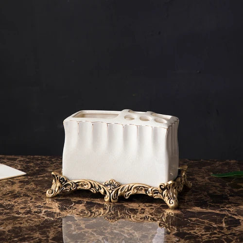 ensemble salle bain blanc élégant céramique ornements dorés distributeur savon tasse support plateau