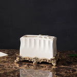 ensemble salle bain blanc élégant céramique ornements dorés distributeur savon tasse support plateau