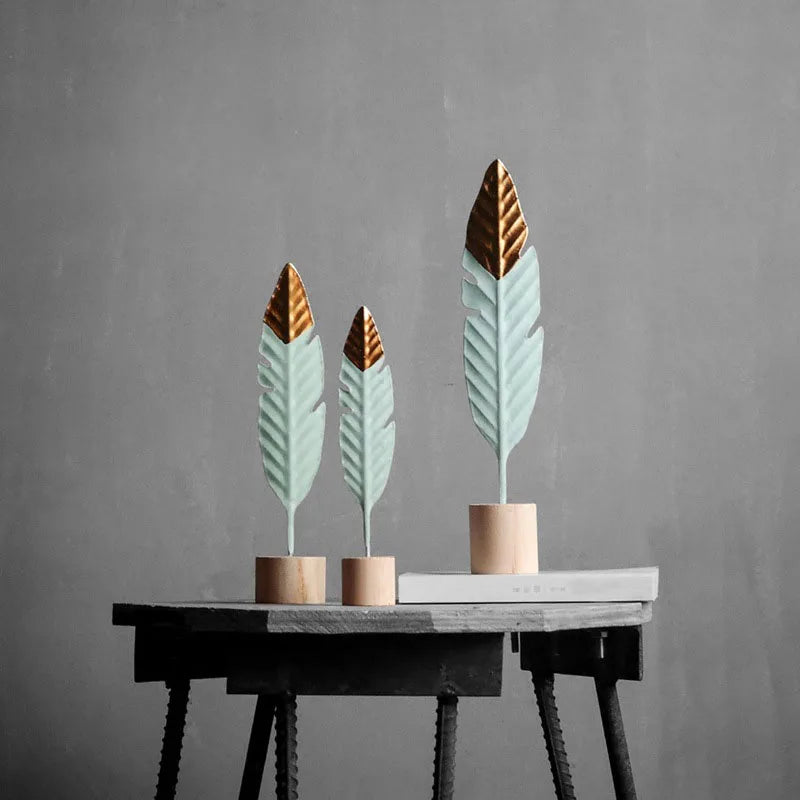 décoration intérieure moderne plumes bois oiseaux décoratifs vert menthe doré table salon