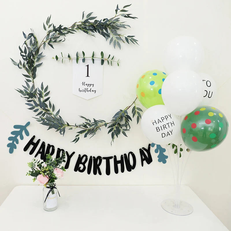 Guirlande anniversaire installée dans une salle de fête