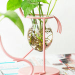 Vase flamant rose avec plante verte