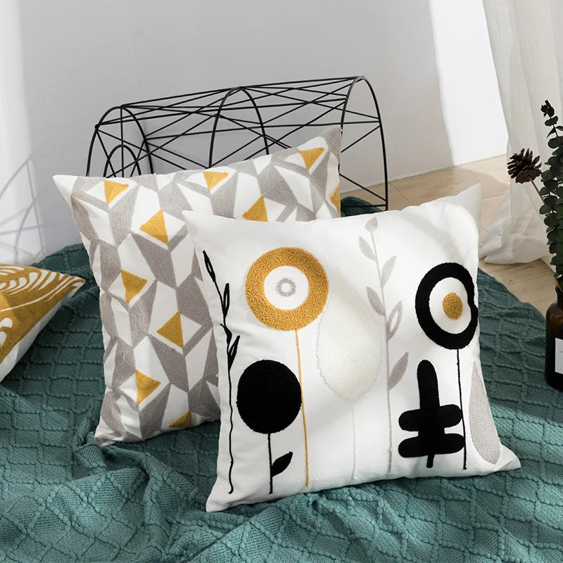 housse coussin brodée géométrique moderne fleur abstraite couleur beige blanc vert jaune décoration intérieure