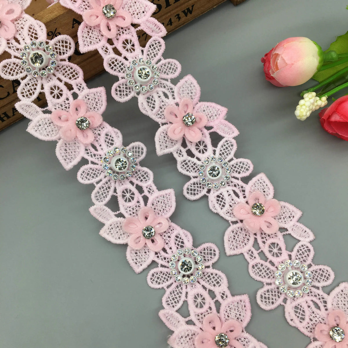 ruban dentelle rose fleurs motifs géométriques blanches décoratif opacité 3.5cm large couture decoration