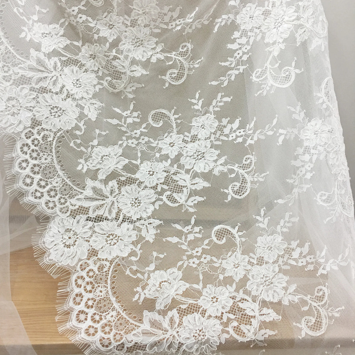 tissu dentelle organza blanc motifs floraux bordure festonnée romantique transparent 70cm large écologique soluble