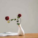 vases blancs modernes minimalistes céramique opaques fleurs artificielles table simple