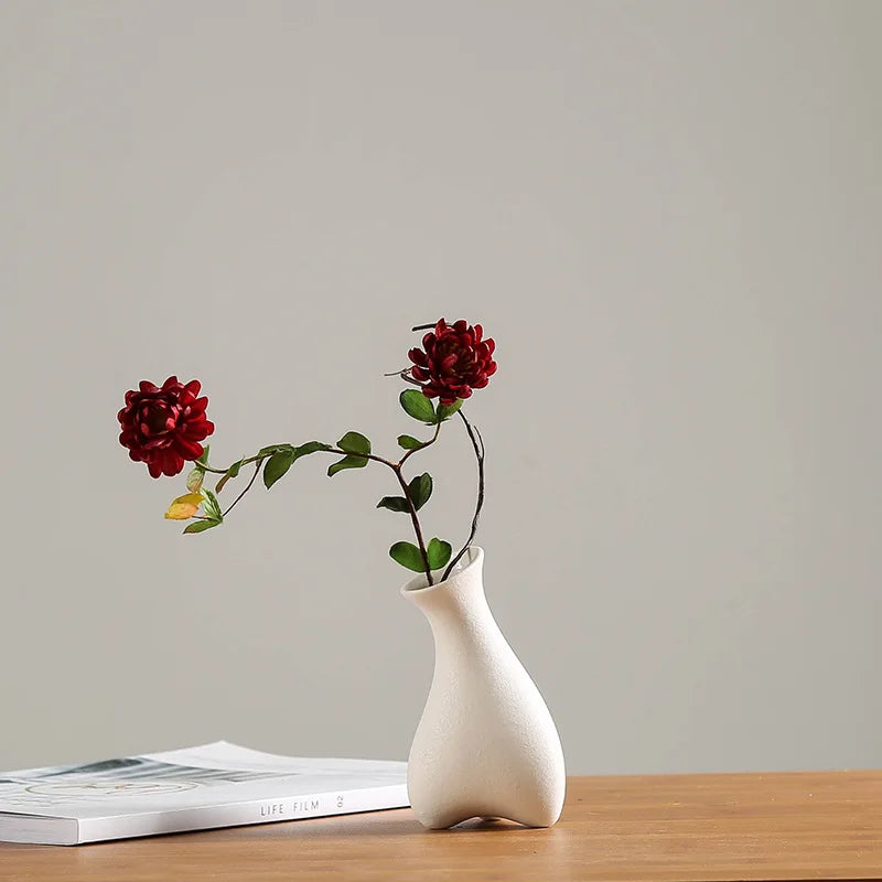 vases blancs modernes minimalistes céramique opaques fleurs artificielles table simple