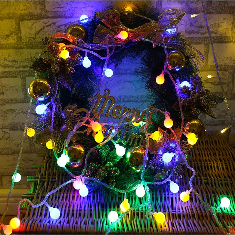 Guirlande lumineuse à boules LED imperméable dans un jardin