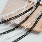 rubans dentelle fine blanche noire motifs floraux ours classique romantique écologique soluble eau