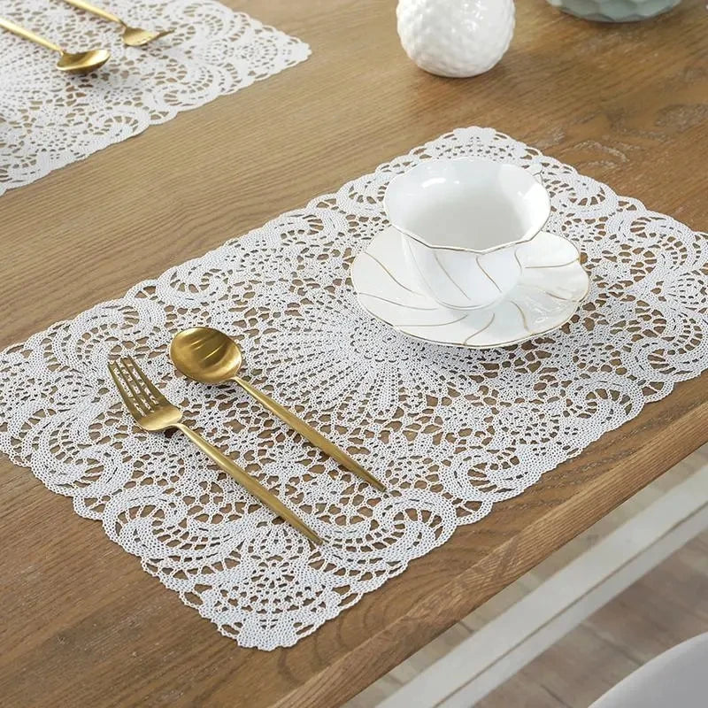 Napperon creux en dentelle européenne blanc sur table moderne