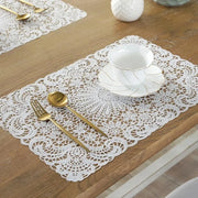 napperons dentelle blanche motifs floraux élégants table vintage occasion spéciale fourchettes cuillères couteaux tasses