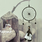 attrape rêves bleu clair gris plumes wicker boho chic chaines métalliques ornemental suspension décoration