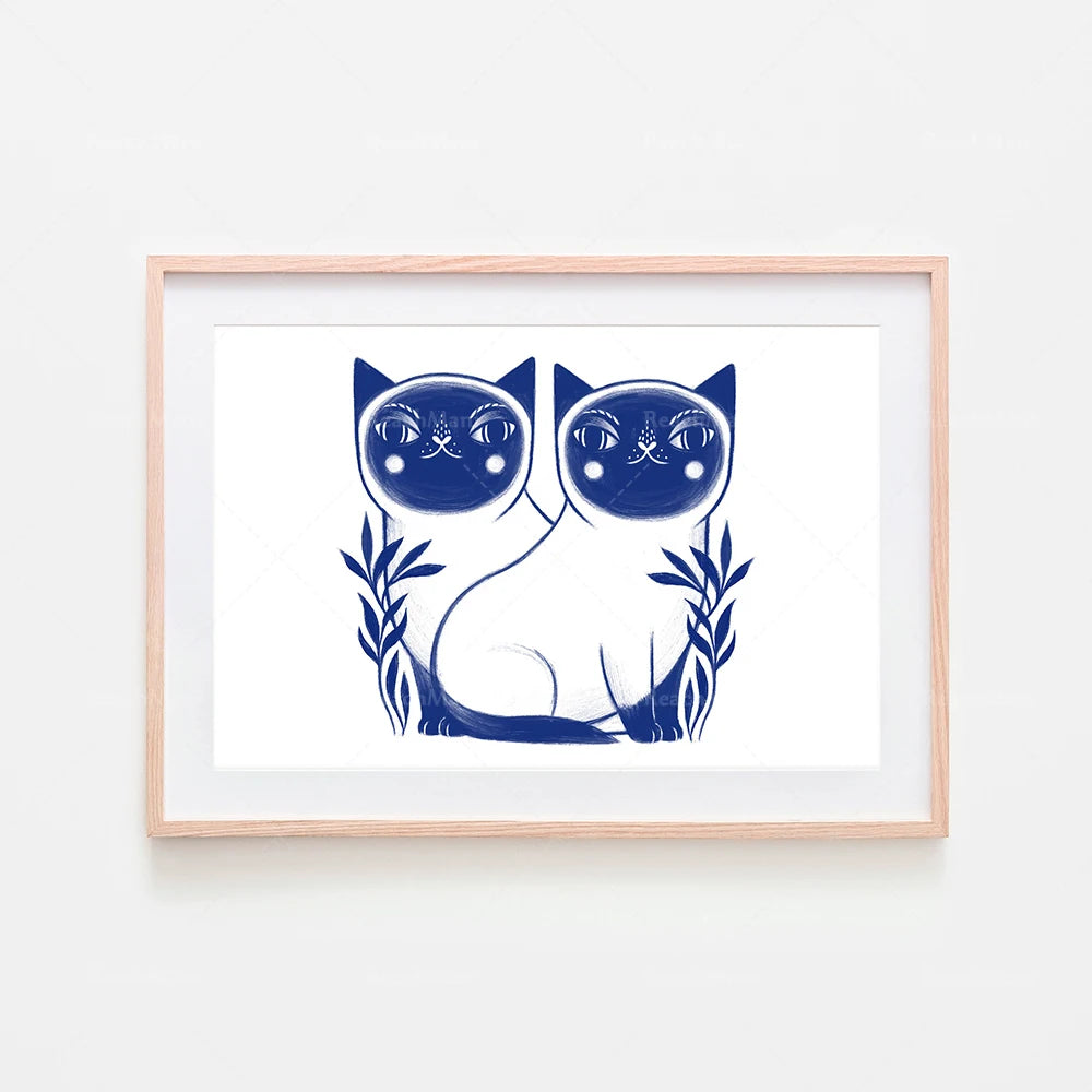 Deux chats bleus stylisés dans un cadre de bois sur un fond blanc.