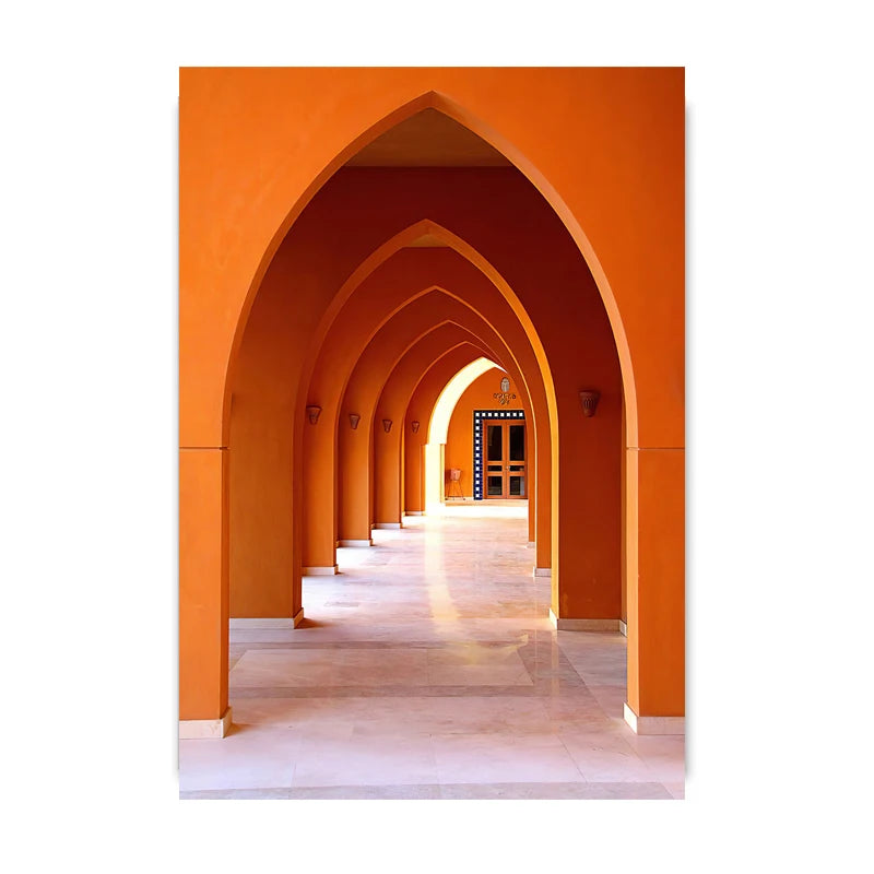 Passage de couleur ocre avec des arches géométriques menant à une fenêtre éclairée.