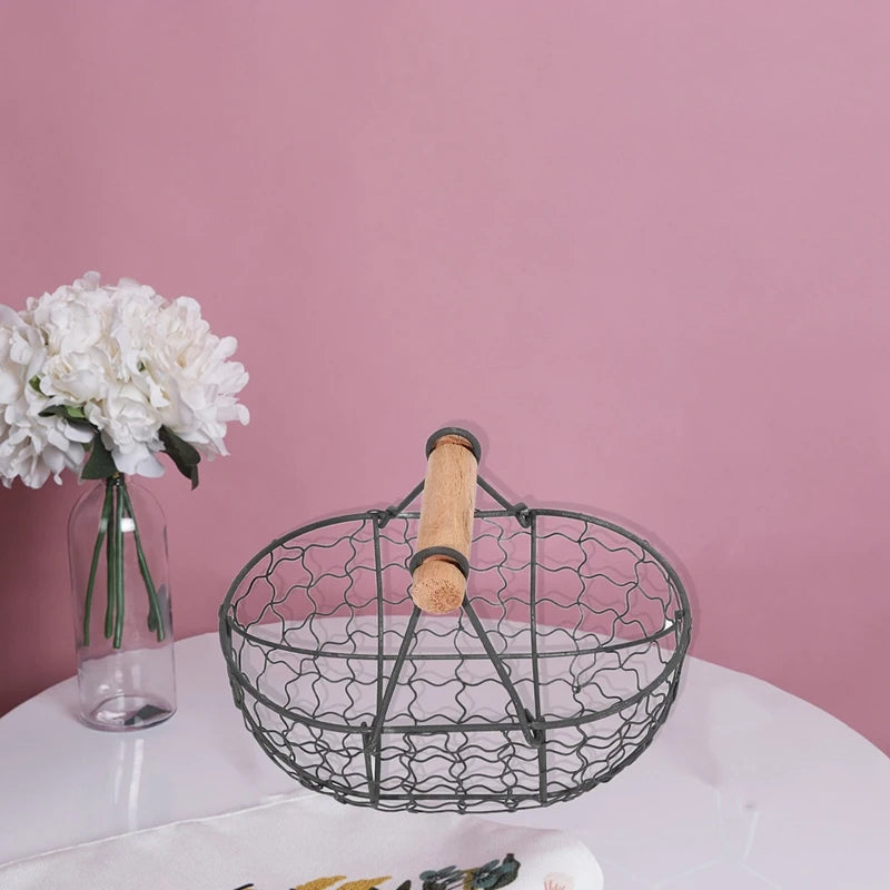 Panier métal rétro rempli de fruits sur une table en bois