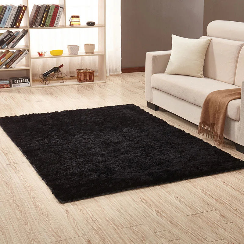 tapis moderne doux uni beige clair rose pâle bleu clair bordure fleurs noires 160cm