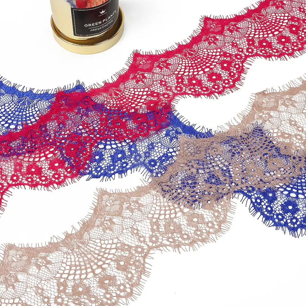 tissu dentelle fleurs franges rose pâle blanc noir vert rouge violet gris classique