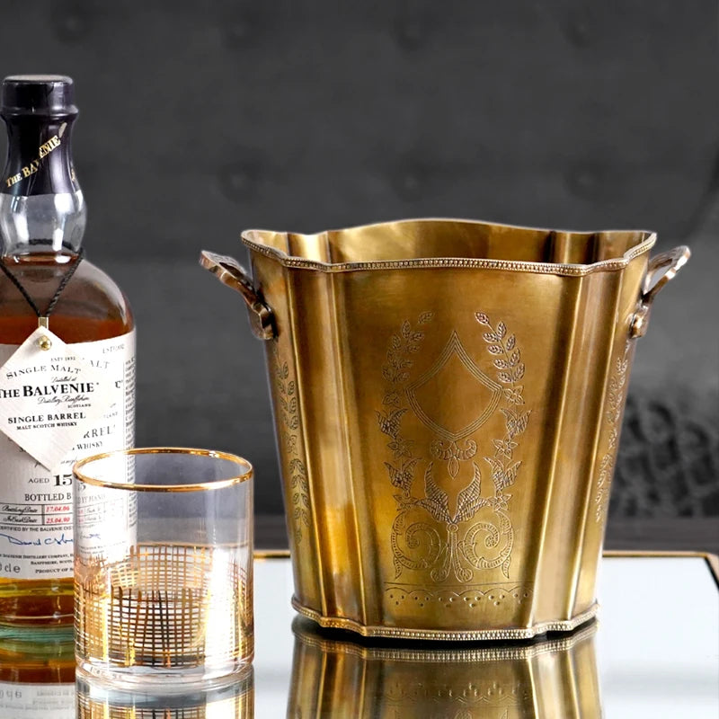 Le verre en or métallique rehausse l'élégance de ce whisky single malt de luxe The Balvenie, offrant une expérience visuelle et gustative raffinée.