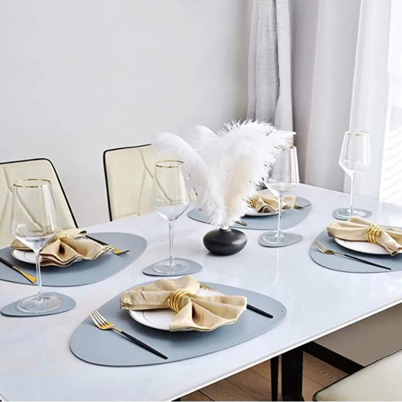 tapis table moderne bleu clair uni respectueux environnement assiettes fourchettes couteaux gobelets serviettes pliées
