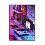 Une collection de vinyles et de platines, entourée de néons colorés et de décorations tropicales, créant une ambiance rétro et vibrante dans cette pièce.