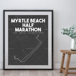 L'affiche de la course de demi-marathon de Myrtle Beach présente le tracé de la course sur une carte de la ville, avec des détails sur la distance et la date de l'événement.