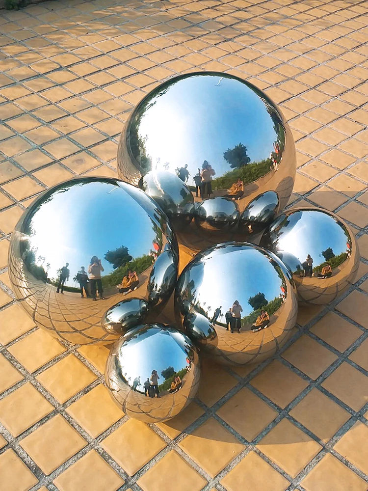 Détail de la finition polie brillante de la boule en acier inoxydable