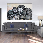 L'image montre un motif abstrait et expressif de visages et de formes ondulées, créant une atmosphère artistique et captivante dans l'espace de vie.