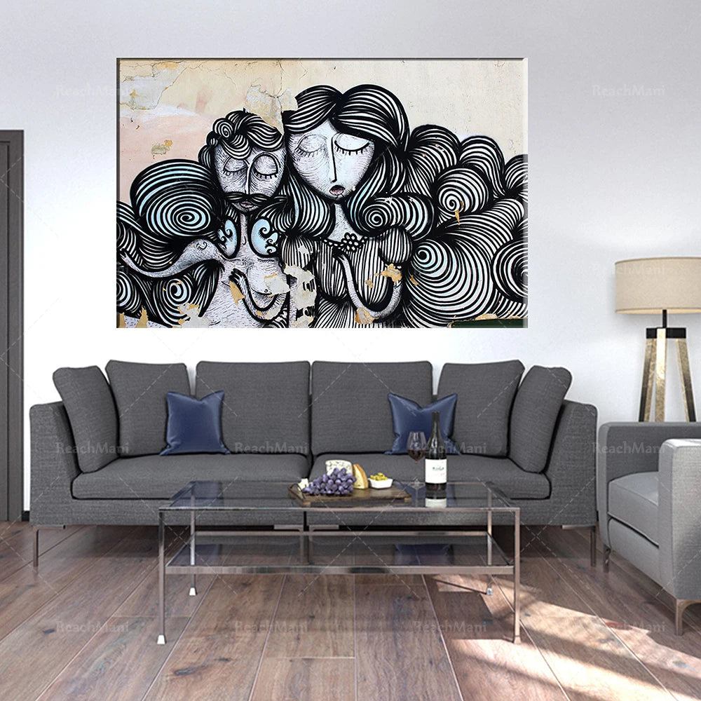 L'image montre un motif abstrait et expressif de visages et de formes ondulées, créant une atmosphère artistique et captivante dans l'espace de vie.