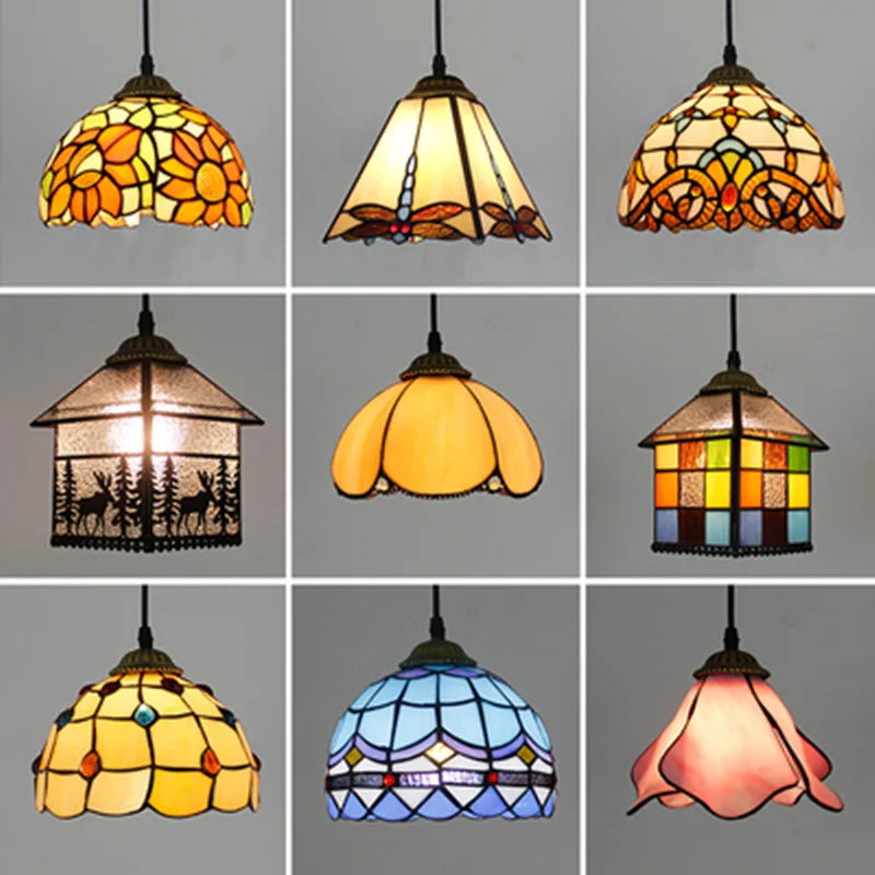 lampe suspendue tiffany verre teinté motifs floraux géométriques multicolore jaune rouge bleu salon chambre