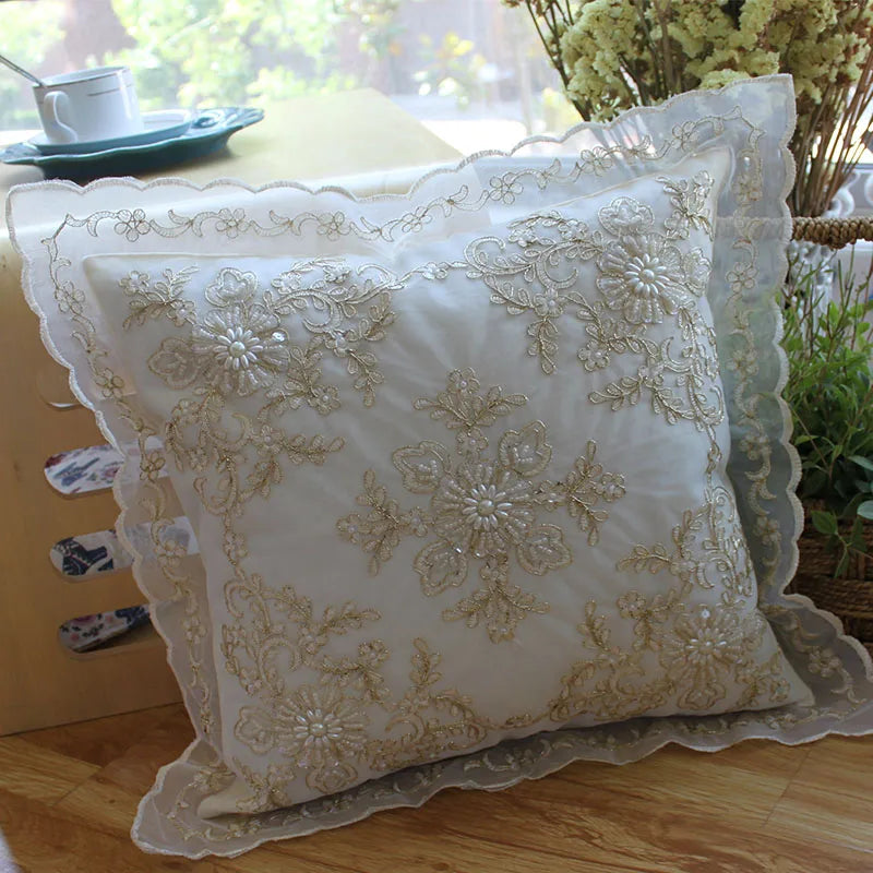 coussin carré blanc motif floral brodé élégant amovible lavable