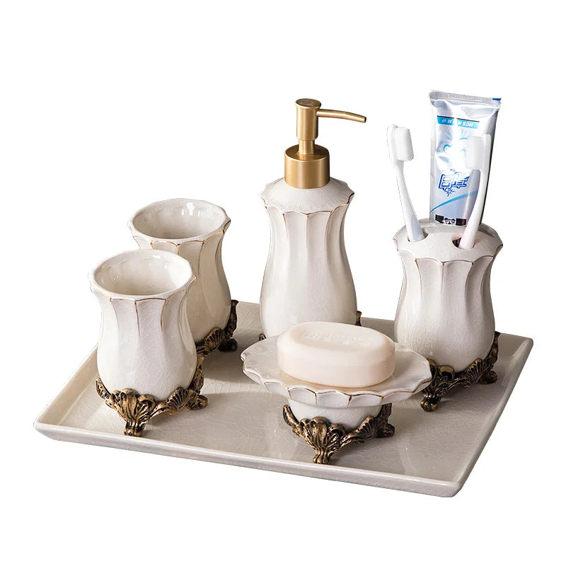 ensemble salle bain blanc élégant céramique ornements dorés distributeur savon tasse support plateau
