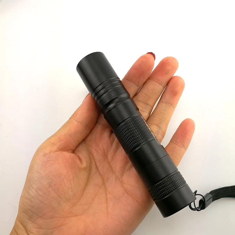 lampe torche led noire 18650 rechargeable anti dérapante cordelette moderne