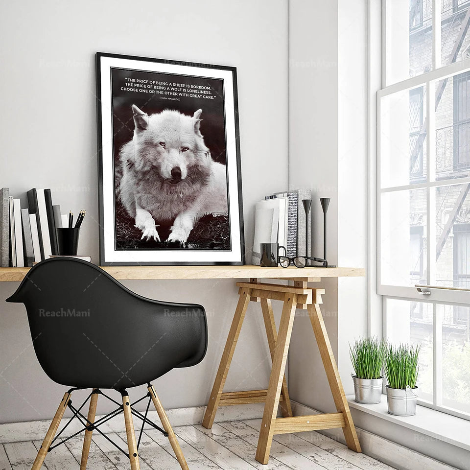 L'image montre un loup blanc élégant posé sur une table en bois à côté d'un chevalet, d'une plante verte et d'une chaise au design moderne, le tout dans un intérieur lumineux et épuré.