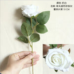 bouquet roses artificielles rouge blanc velours feuilles vertes decoration intérieure classique anniversaire mariage