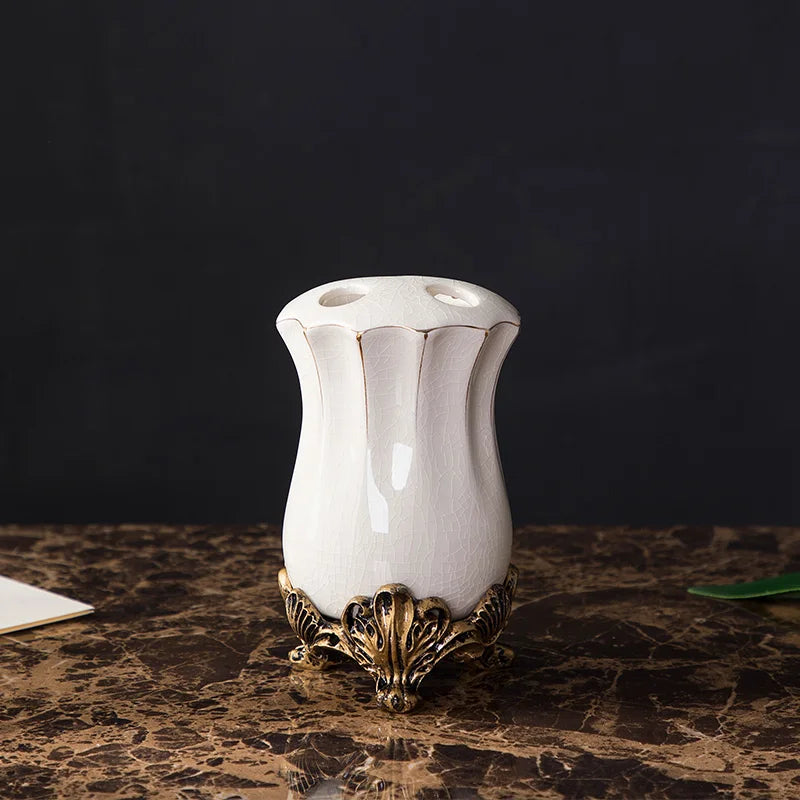 ensemble salle bain blanc doré classique cérémonial distributeur savon tasse buvant support savon porte