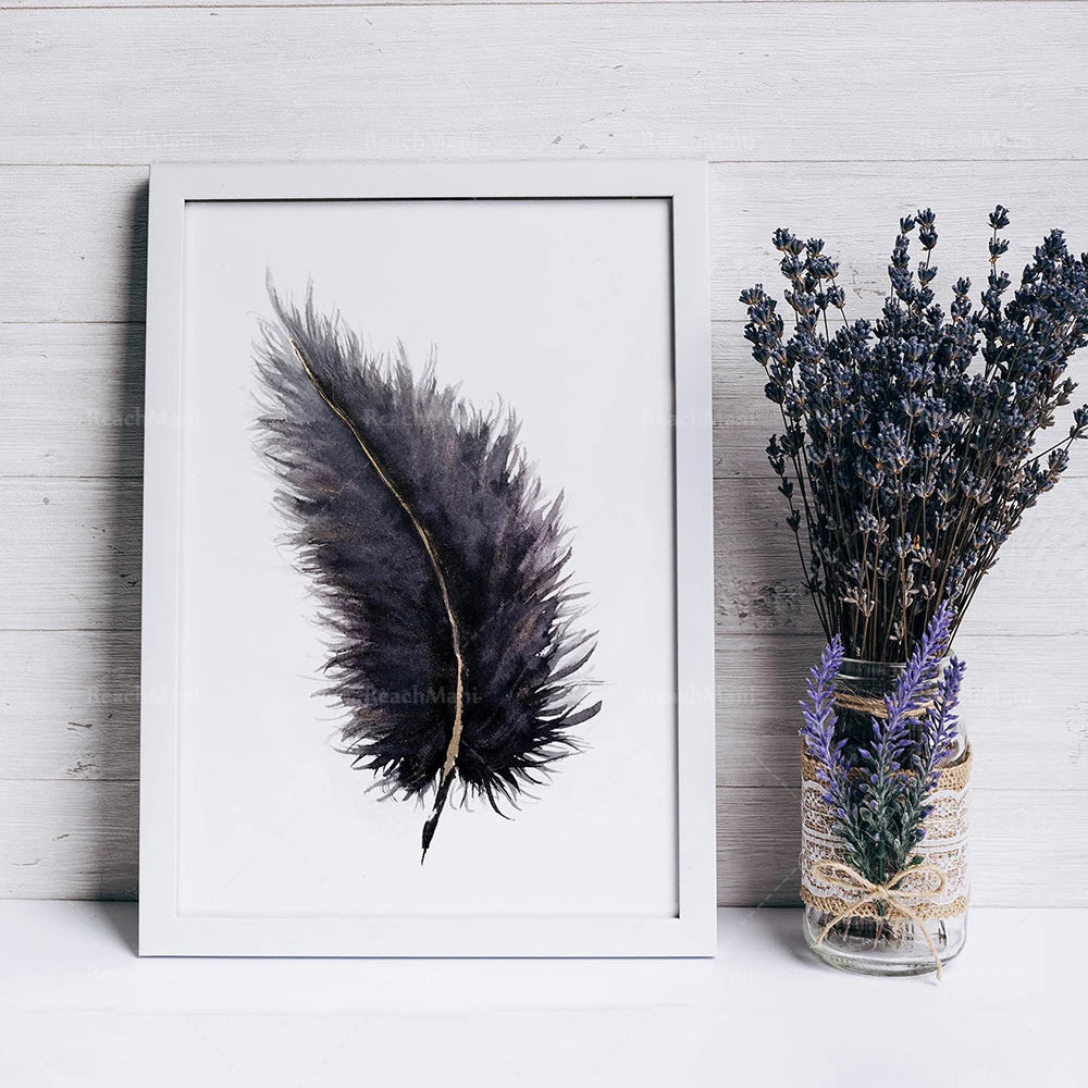 Une plume noire élégante encadrée sur un fond de bois blanc, accompagnée d'un bouquet de lavande violette dans un vase en verre sur la table.