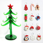 Ornements pendentifs en verre suspendus à un sapin de Noël traditionnel