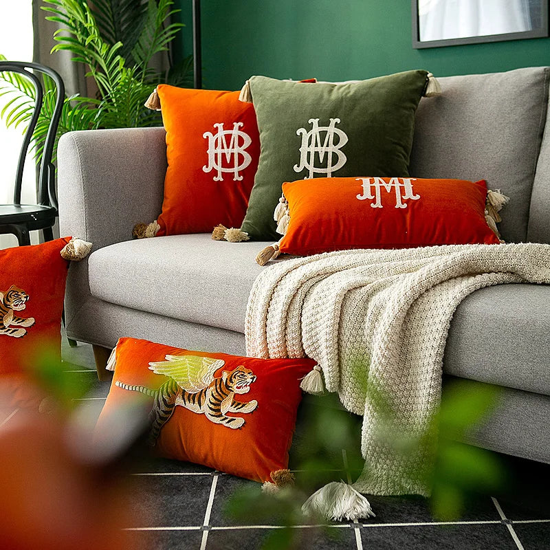 coussin carré vert foncé monogramme blanc velours tassel beige moderne brodé environnemental taie d'oreiller