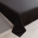Parure de lit noire dans une chambre décorée avec style