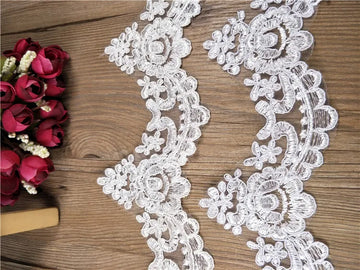 dentelle florale blanc motifs ajourés romantique translucide mariage décoration artisanale appliquée tissu