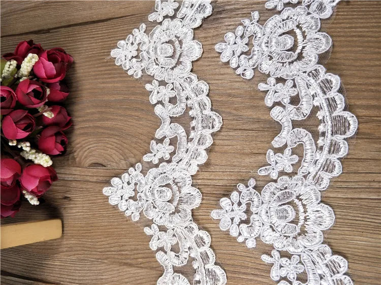 dentelle florale blanc motifs ajourés romantique translucide mariage décoration artisanale appliquée tissu