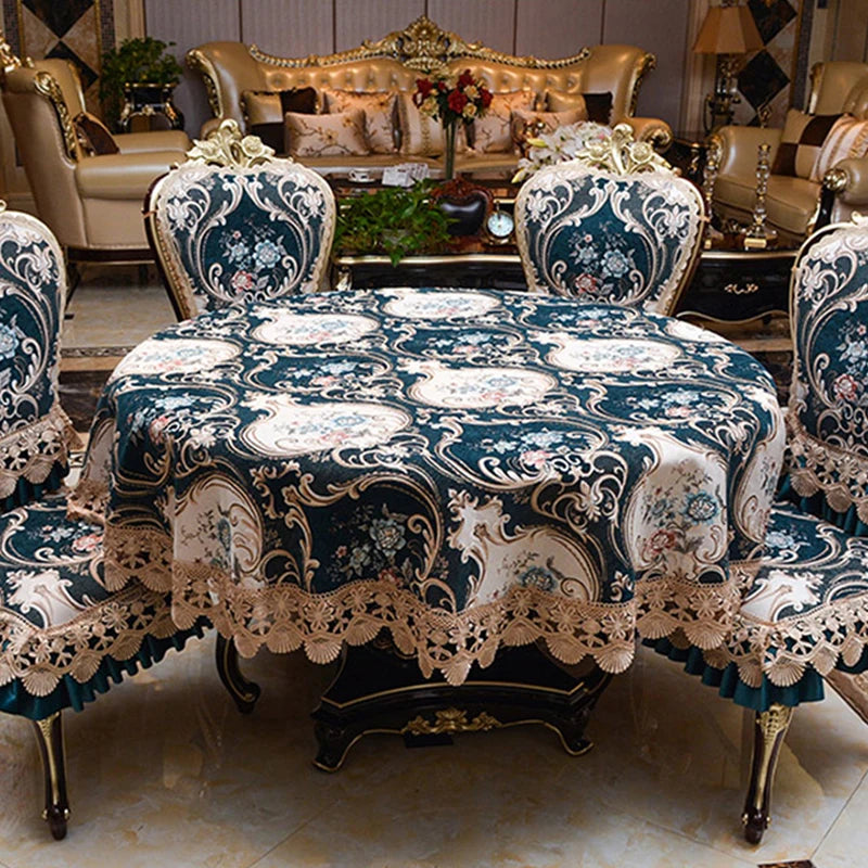 Cette table de style victorien couverte d'un magnifique tissu à motifs floraux bleu et blanc crée une ambiance de luxe et d'élégance.