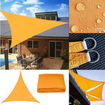Voile d'ombrage triangulaire orange clair 3x3 m dans un jardin