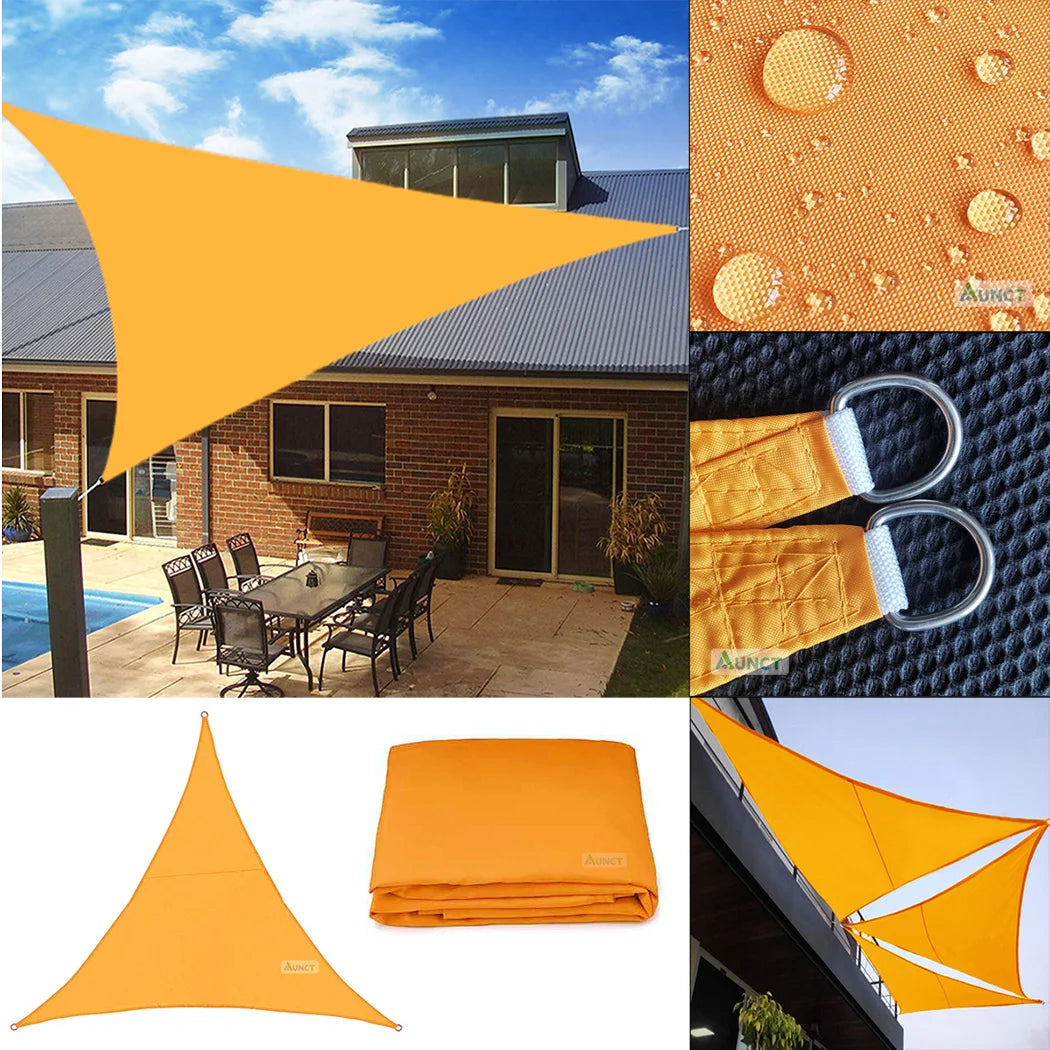Voile d'ombrage triangulaire orange clair 3x3 m dans un jardin