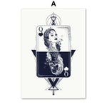 Une carte à jouer originale mettant en scène un personnage féminin orné de motifs floraux et symboliques.