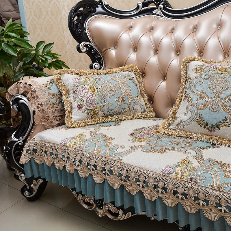 Le canapé en cuir beige aux motifs floraux et ornements dorés apporte une touche de luxe et d'élégance à ce décor intérieur sophistiqué.