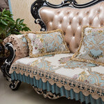 Le canapé en cuir beige aux motifs floraux et ornements dorés apporte une touche de luxe et d'élégance à ce décor intérieur sophistiqué.
